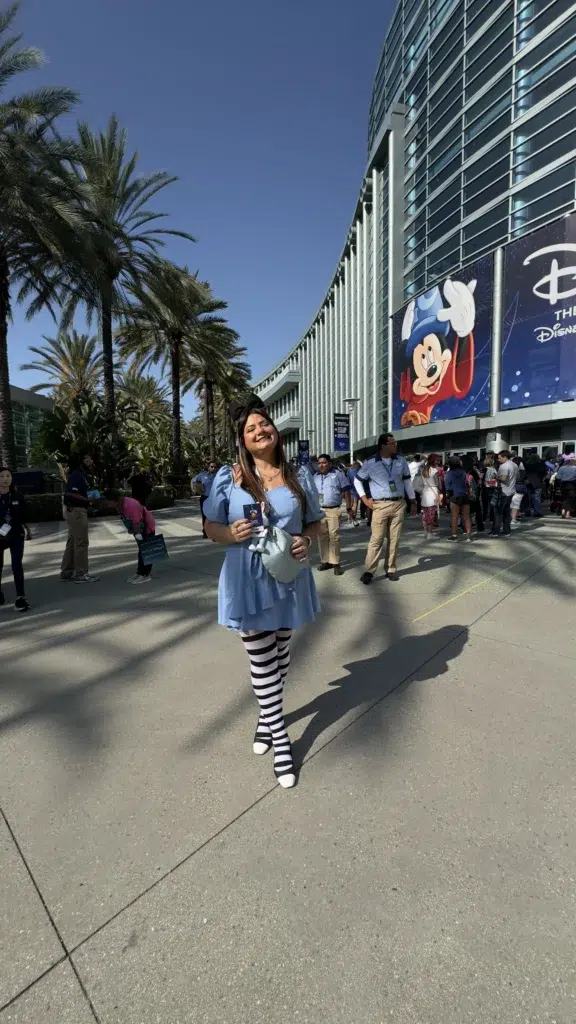 Representando o Brasil no D23 2026, Monica Coscarella (Orlando Wish e Wish Travel) participou do evento oficial da Disney que reúne fãs, profissionais e novidades exclusivas do universo Disney.