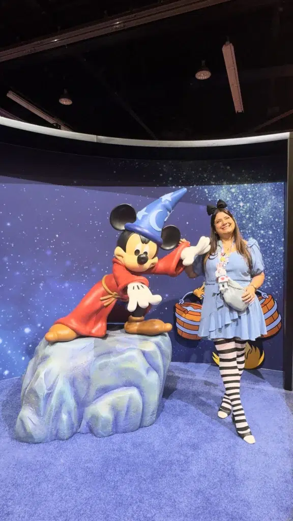 No clima lúdico do D23: The Ultimate Disney Fan Event 2026, em Anaheim, Monica Coscarella (Orlando Wish e Wish Travel) participou caracterizada como Alice, celebrando o poder eterno dos contos de fadas criados por Walt Disney
