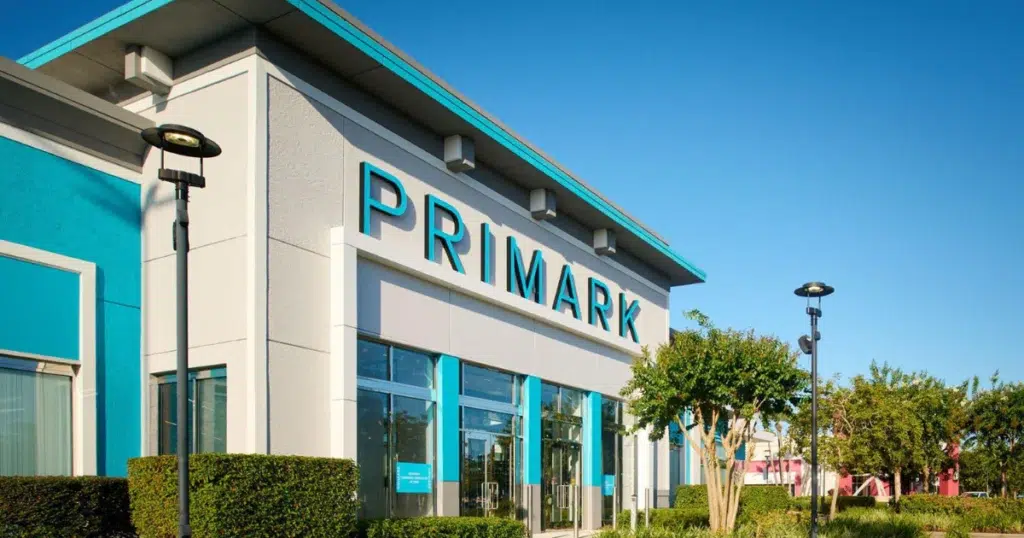 Primark expande sua presença em Orlando com nova loja no Vineland Premium Outlets. A varejista celebra 10 anos nos EUA com 33 lojas abertas e planos para Manhattan.