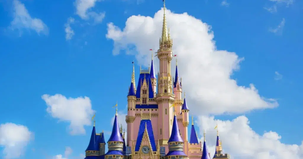 Disney anuncia novos aumentos nos ingressos, comidas e passe anual nos EUA — e revela novidades em Orlando e na Califórnia
