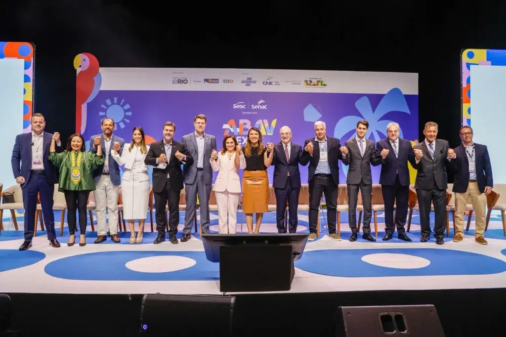 A ABAV Expo 2025 abriu oficialmente nesta terça-feira, 8 de outubro, no Riocentro, no Rio de Janeiro, reforçando seu papel como a maior feira de turismo da América Latina.
