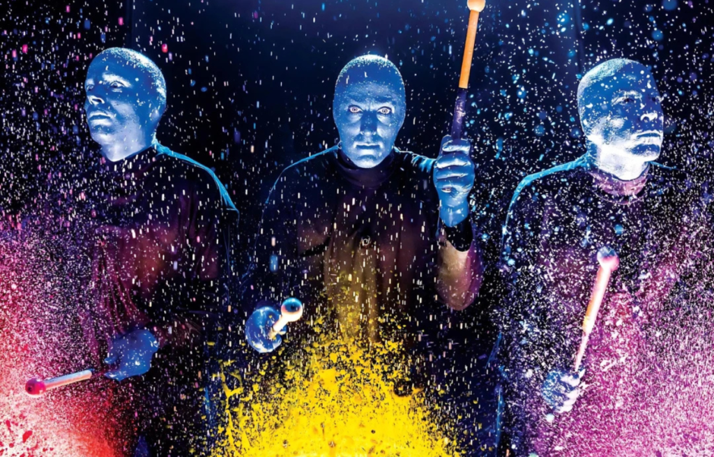 O Blue Man Group está oficialmente de volta a Orlando, com estreia marcada para 1º de maio de 2026.
